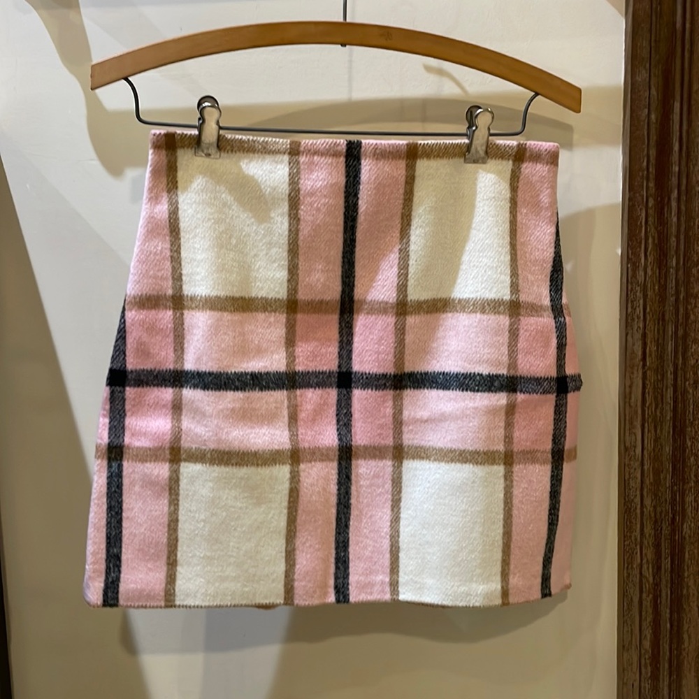 Woman’s skirt. Lined inside. Zipper back.